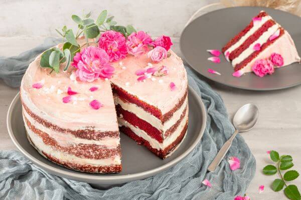 Bolo Red Velvet com Cobertura de Buttercream: Um clássico que combina sabor e elegância