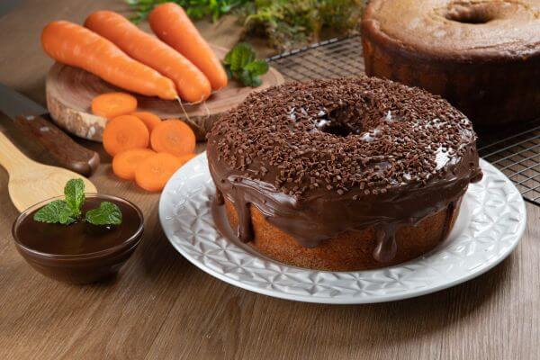 Explosão de Sabores: Bolo de Cenoura com Cobertura de Chocolate que Derrete na Boca!