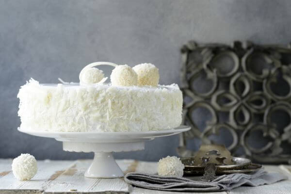 Bolo de Coco com Cobertura de Marshmallow: Uma delícia tropical para os amantes de coco