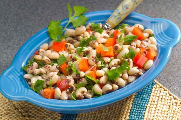 Feijão Fradinho com Bacalhau: Leveza e Sabor em uma Salada Nutritiva