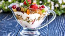 Salada de Frutas com Iogurte e Granola – Delícia Tropical