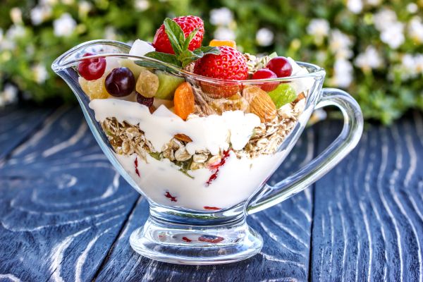 Salada de Frutas com Iogurte e Granola – Delícia Tropical