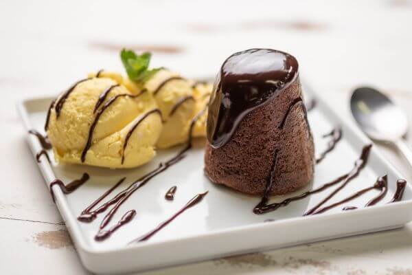 Petit-Gateau-Um-Bolinho-de-Chocolate-com-Coração-Cremoso