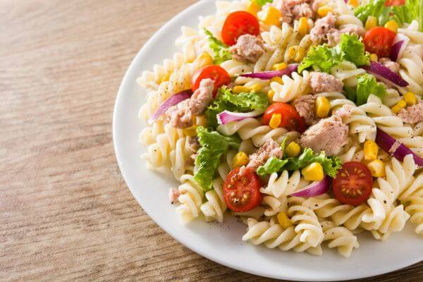 Salada de Macarrão com Atum: Um Banquete Simbólico em Forma de Receita