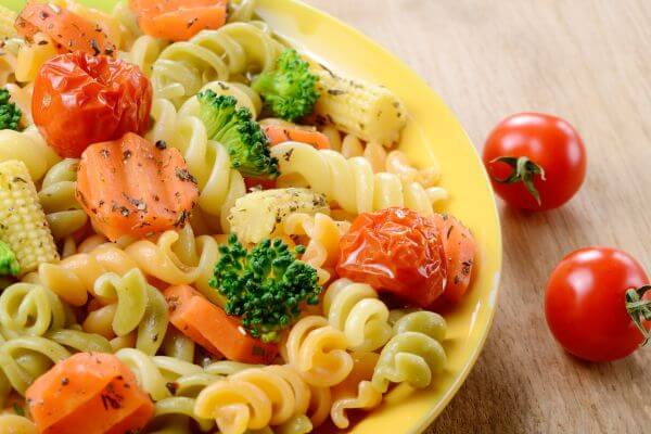 Salada de macarrão deliciosa simples e fácil de fazer