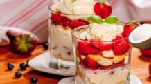 Trifle Inglês Uma Sobremesa em Camadas com Frutas e Creme