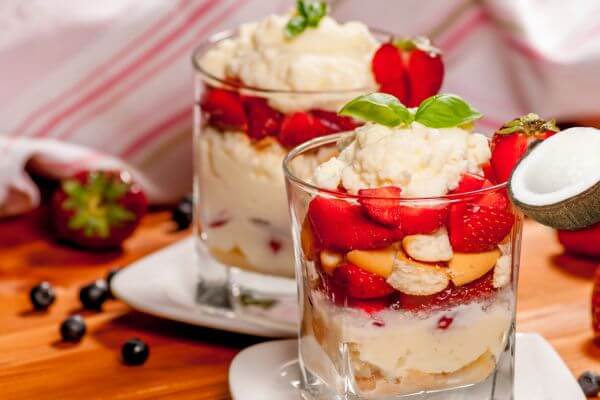 Trifle Inglês Uma Sobremesa em Camadas com Frutas e Creme