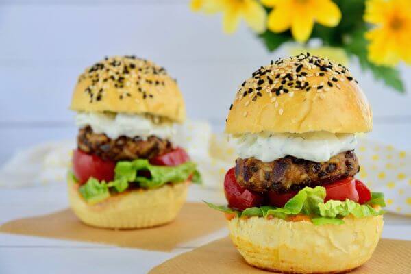 Hambúrguer-de-Lentilha-com-Molho-de-Abacate-Uma-Experiência-Única-de-Sabor-e-Nutrição 