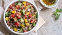 Salada Colorida com Quinoa e Molho Tahine